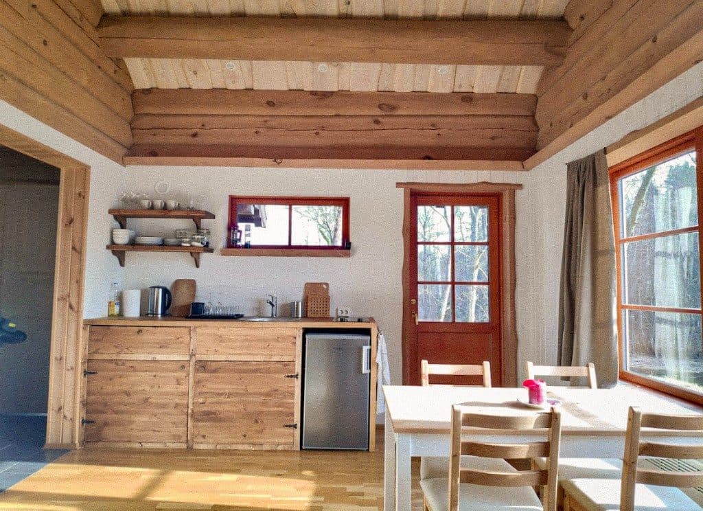 Jõe puhkemaja elutuba ja kooginurk päevavalguses