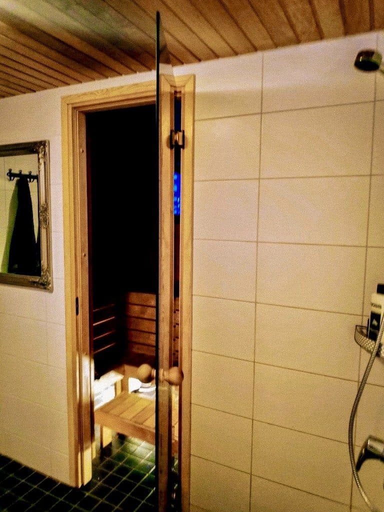 Jõe puhkemaja elutuba avara joevaatega