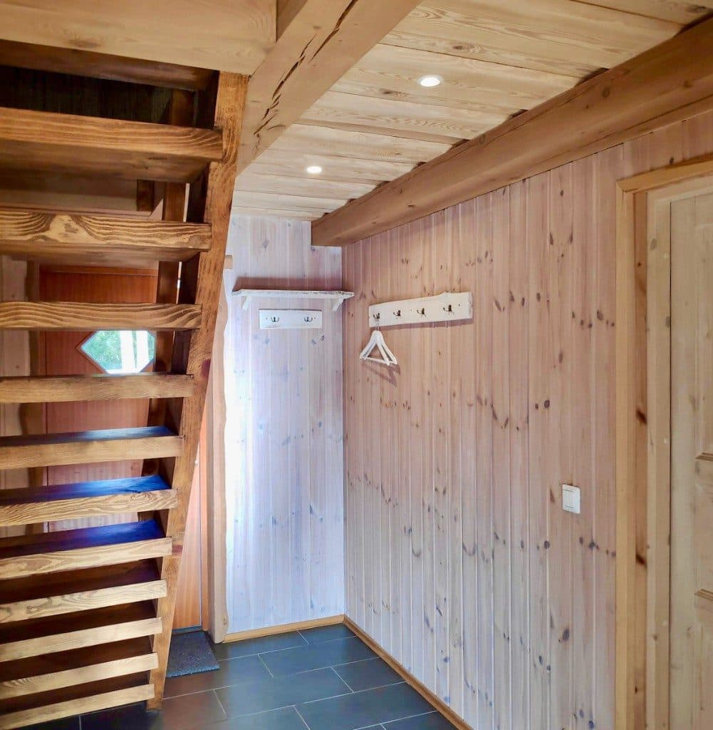 Jõe puhkemaja esik trepi ja panipaigaga