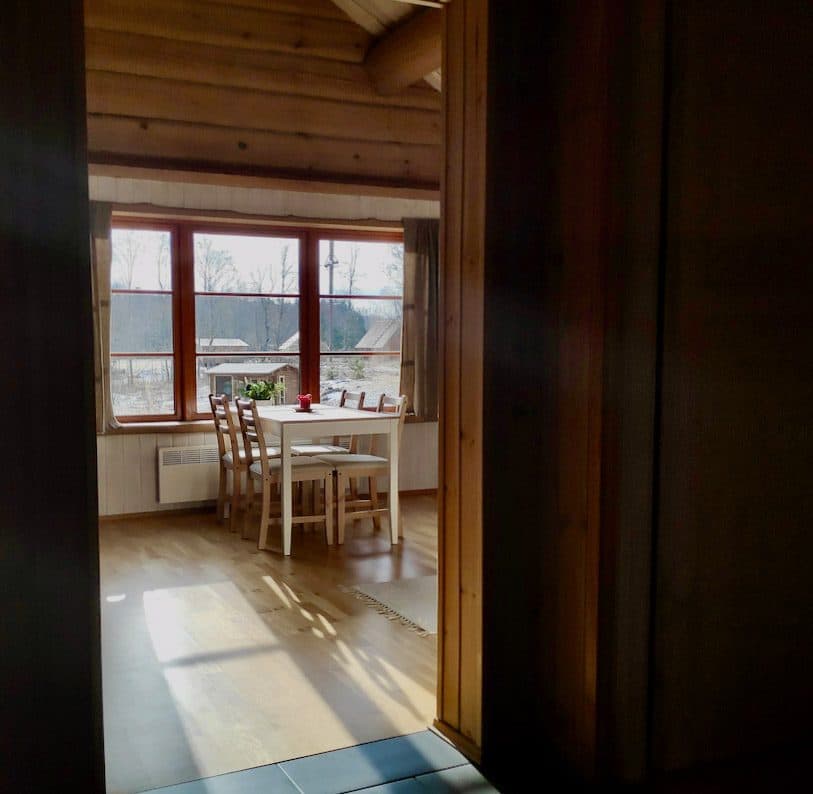 Jõe puhkemaja sisevaade esikust elutuppa