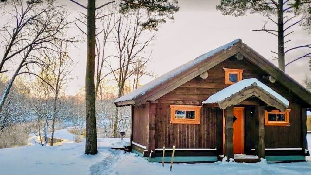 Jõe puhkemaja talvine valisvaade jõekaldal