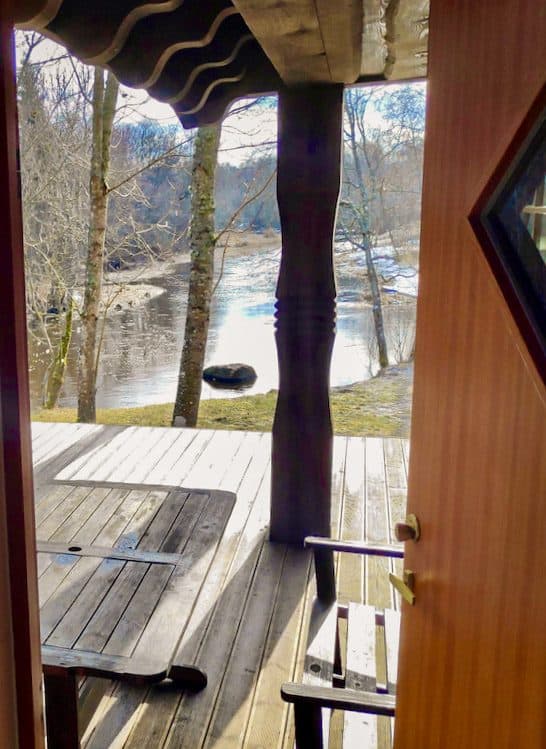 Jõe puhkemaja terrassilt avanev joevaade talvel