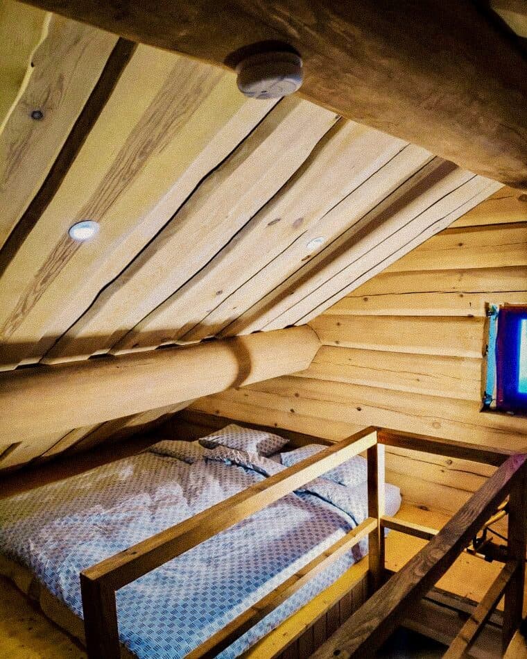 Männi puhkemaja katusealune magamiskoht