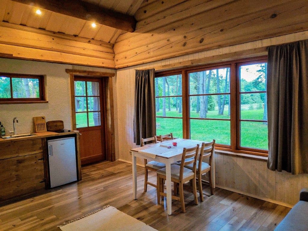 Männi puhkemaja köök ja sööginurk