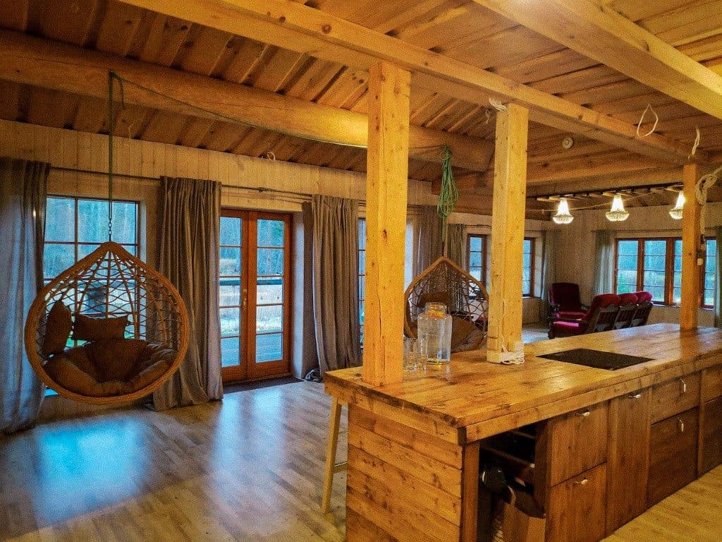 Peamaja avatud saal ja baarilett