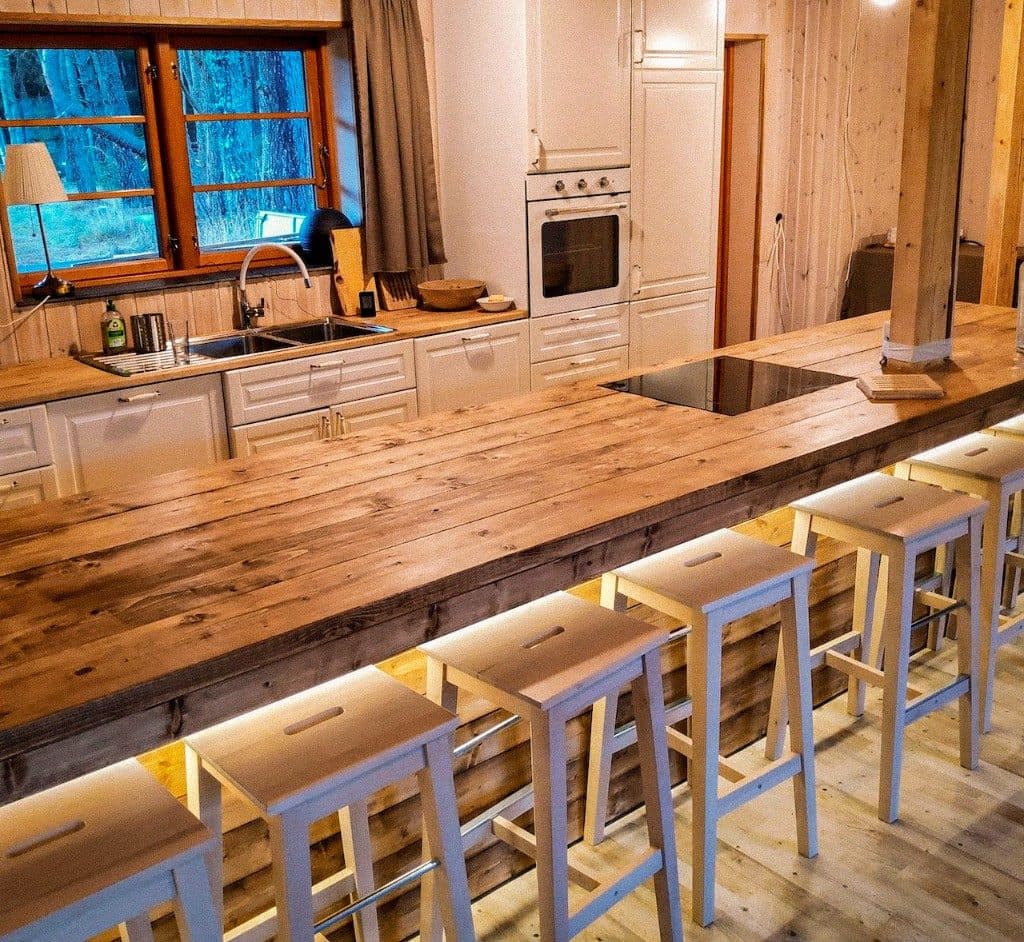 Peamaja baarileti lähivaade taburettidega