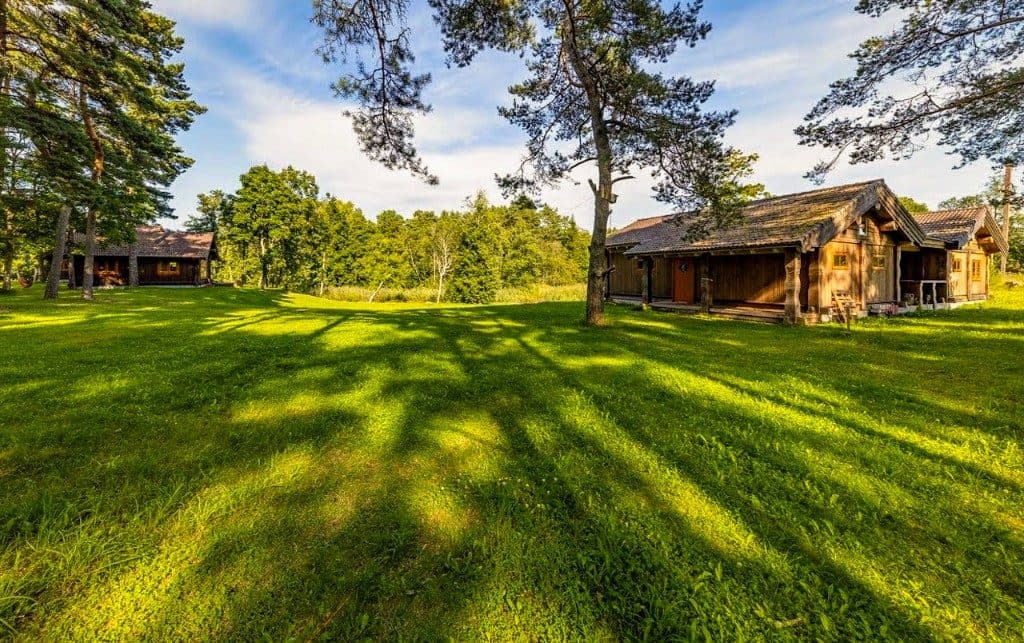 Peamaja ja puhkekeskuse hooviala suvel