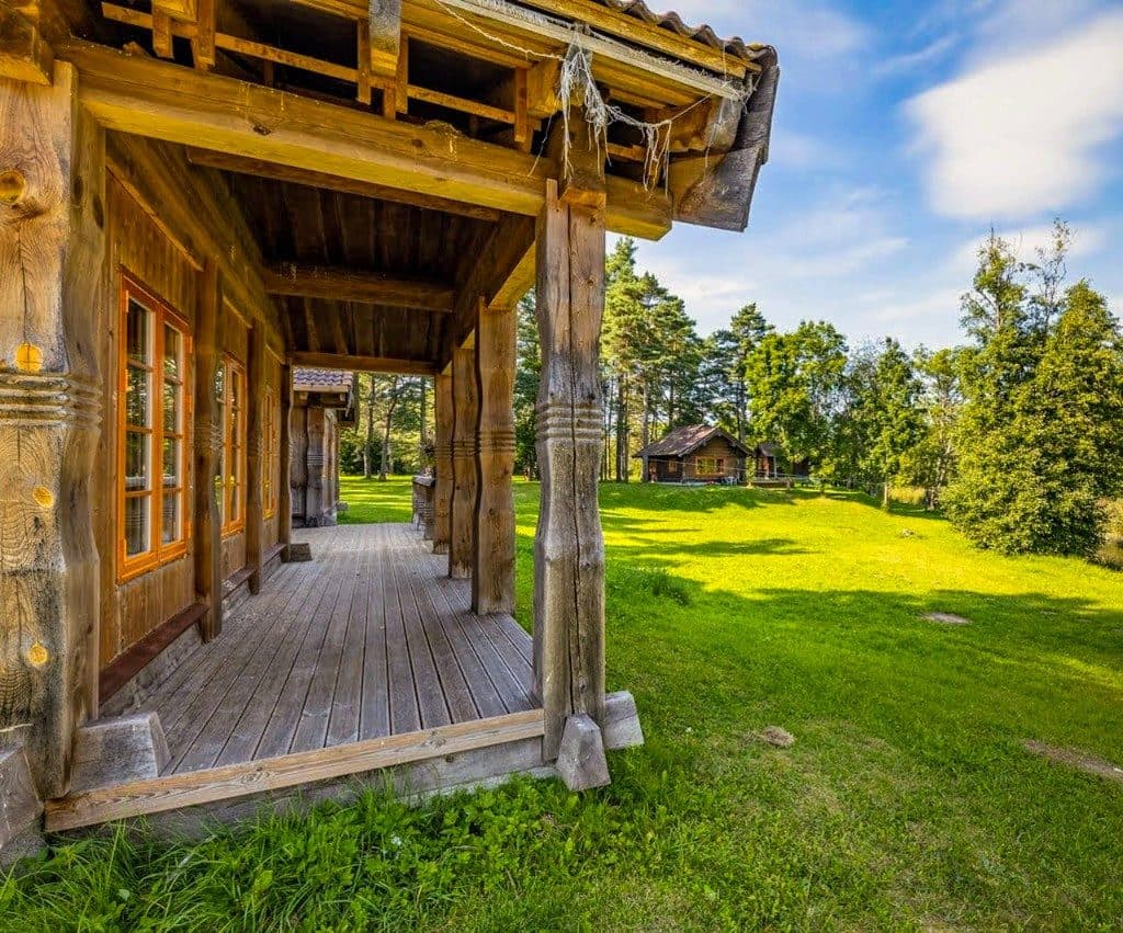 Peamaja terrass ja vaade hoovile