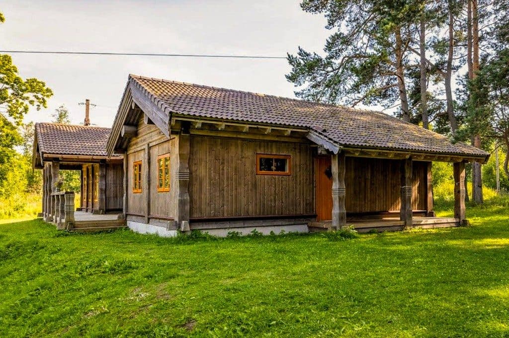 Peamaja valisvaade kuljelt roheluses