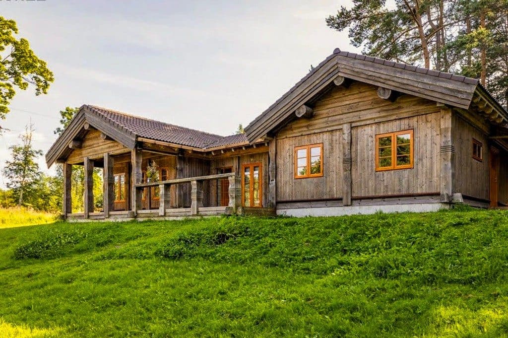 Peamaja valisvaade suure terrassi ja sissepääsuga