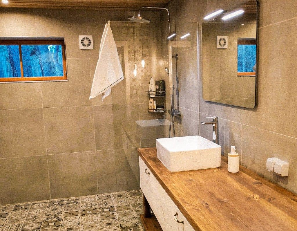 Peamaja vannituba dušinurga ja valamuga