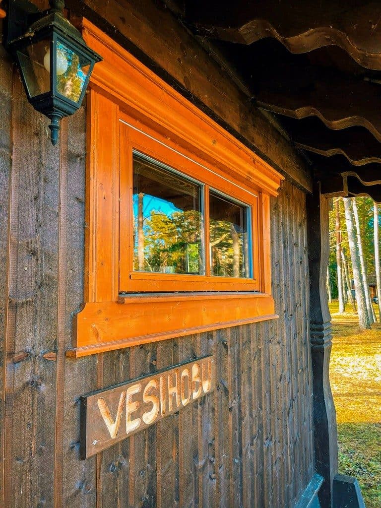 Vesihobu puhkemaja nimega puitsilt seinal