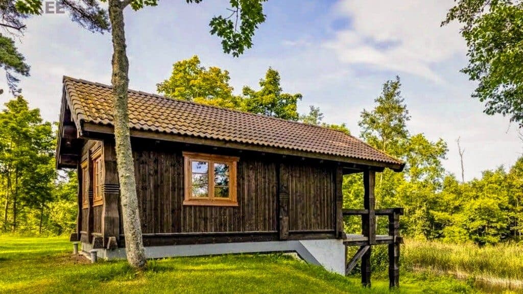 Vesihobu puhkemaja valisvaade suvel roheluses