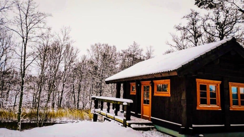 Vesihobu puhkemaja talvine valisvaade ja terrass